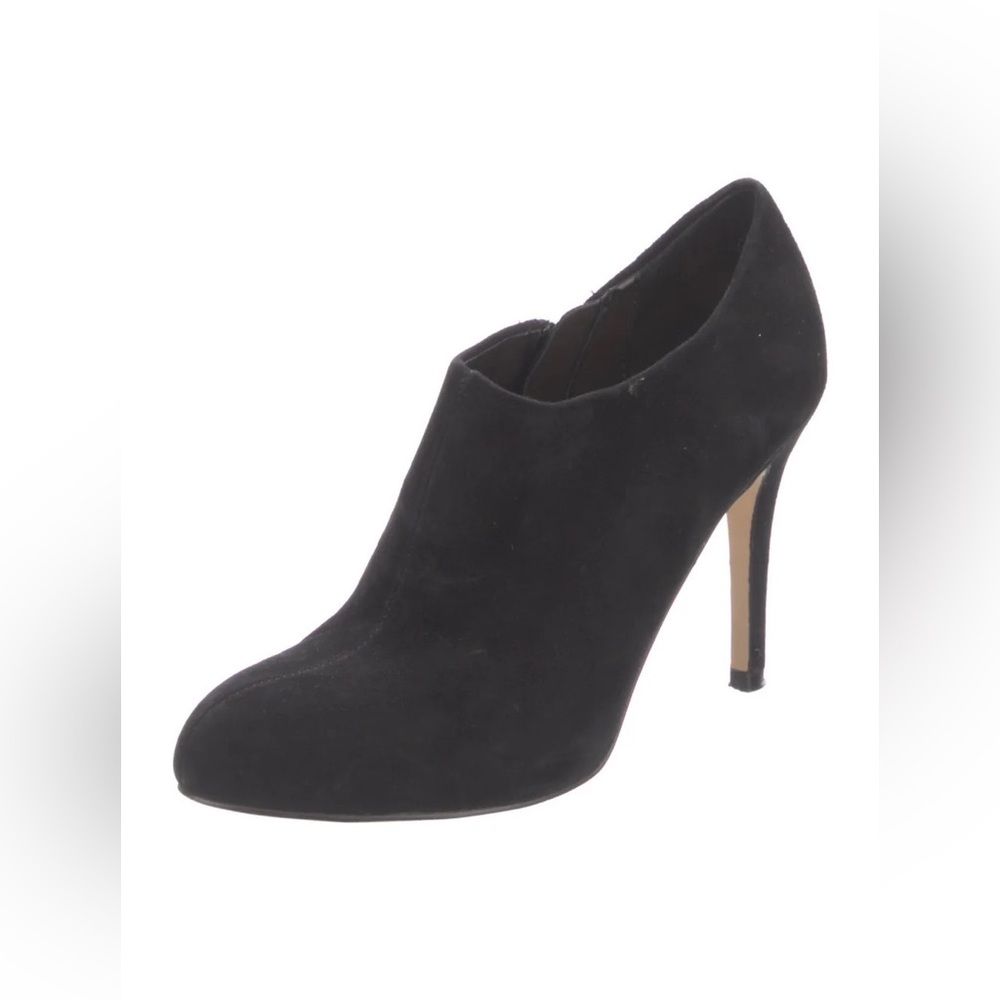 SAKS FIFTH AVENUE
Suede Pumps
Size: 6 I US 6